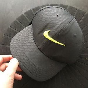 🎁FW2P/$20 NIKE neon grn swoosh cap add on